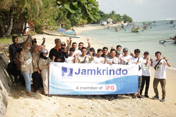 Peringati Hari Lingkungan, Jamkrindo Berkolaborasi Bersih-Bersih Pantai - JPNN.COM