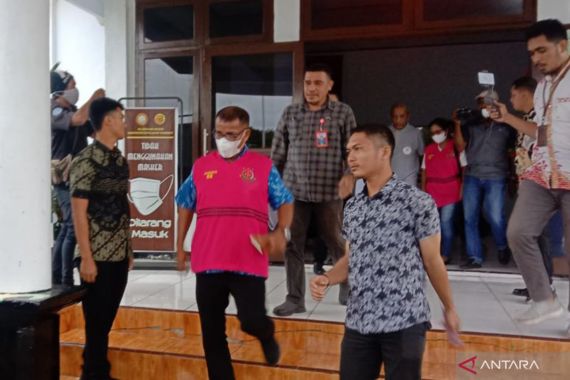 Korupsi APBD Tanimbar, Eks Camat dan Bendahara Kecamatan jadi Tersangka dan Ditahan - JPNN.COM