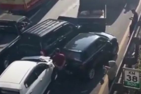 Viral, 4 Mobil Tabrakan Beruntun di Tol JORR, Lihat Fotonya - JPNN.COM