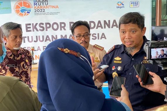 Bea Cukai Juanda Fasilitasi Perusahaan Blitar Ekspor Perdana Ikan Hias ke Malaysia - JPNN.COM