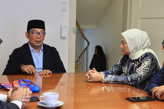 Bertemu Ridwan Kamil di Swiss, Menaker Ida Fauziyah Sampaikan Dukacita yang Mendalam - JPNN.COM