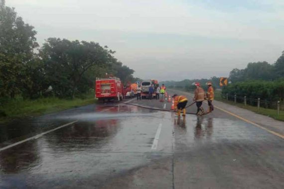 Kecelakaan Mengerikan di Tol Cipali, Mobil Terbakar, 3 Orang Tewas - JPNN.COM