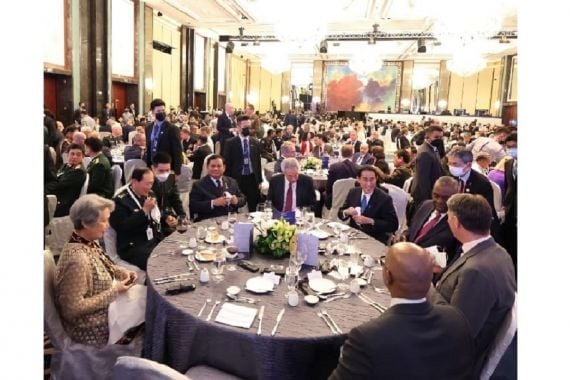 Lihat! Pak Prabowo Duduk Semeja dengan Para Pemimpin Dunia - JPNN.COM