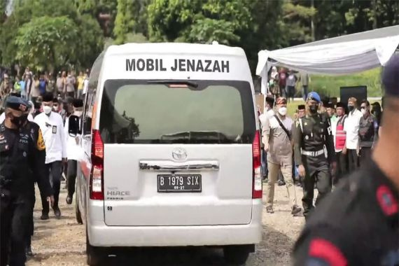 Lihat, Mobil Gagah Ini Antarkan Jenazah Eril ke Tempat Peristirahatan Terakhir - JPNN.COM