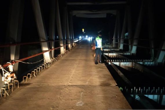 Terjatuh dari Jembatan, 3 Warga Tercebur ke Sungai di Sukabumi - JPNN.COM