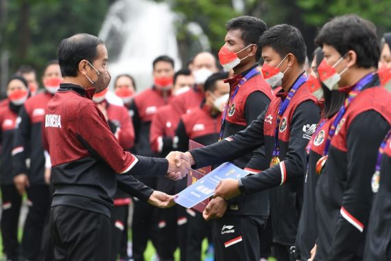 Jokowi Serahkan Bonus kepada Atlet SEA Games, Angkanya Tak Sedikit - JPNN.COM