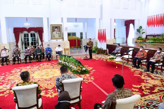 Rapat di Istana, Luhut Tak Duduk Sejajar dengan Jokowi, Ada Tito di Depan - JPNN.COM