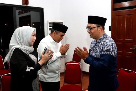 Takziah ke Kediaman Ridwan Kamil, Sekjen Gerindra Bawa Pesan Prabowo - JPNN.COM