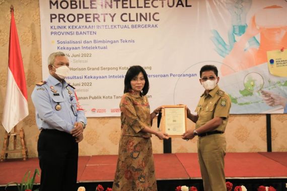 Fasilitasi Merek Dagang Ribuan UKM, Pemkot Tangerang Terima Penghargaan dari Kemenhumham - JPNN.COM