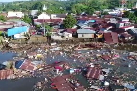 15 Rumah hingga Jembatan Amblas ke Laut di Minahasa Selatan - JPNN.COM