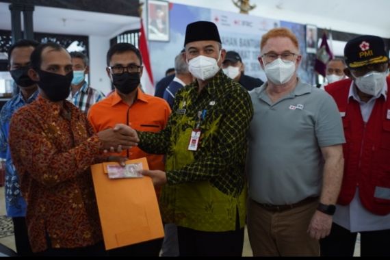 PMI dan IFRC Gandeng Pos Indonesia Salurkan Bantuan Untuk Korban Erupsi Semeru - JPNN.COM