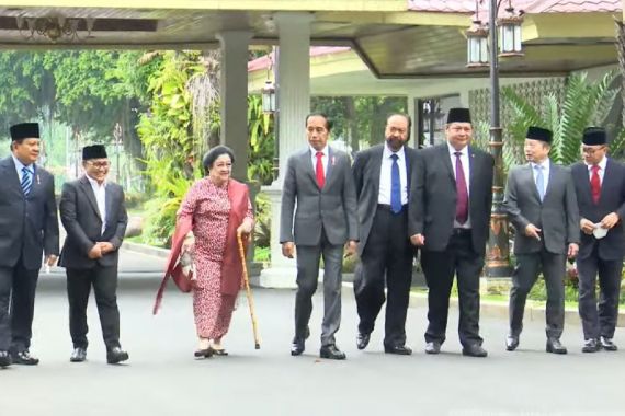 Momen Jokowi Jalan Kaki Sebelum Lantik Menteri, Megawati Paling Dekat, Prabowo di Ujung - JPNN.COM