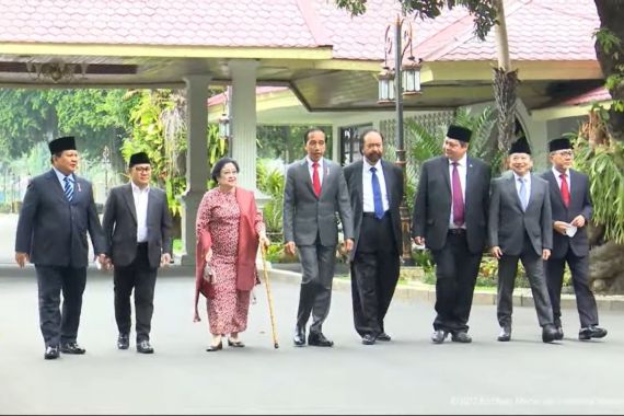 Sebelum Pelantikan Menteri, Jokowi Berjalan, Samping Kanannya Bu Mega, di Kiri Siapa? - JPNN.COM