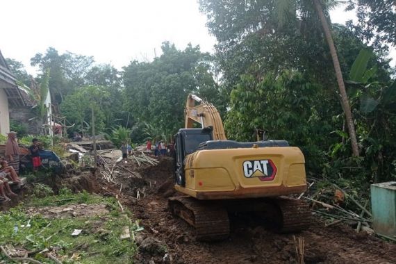 Bencana Tanah Bergerak di Lebak, Jalan Antardesa Terputus, 1 Rumah Warga Rusak - JPNN.COM
