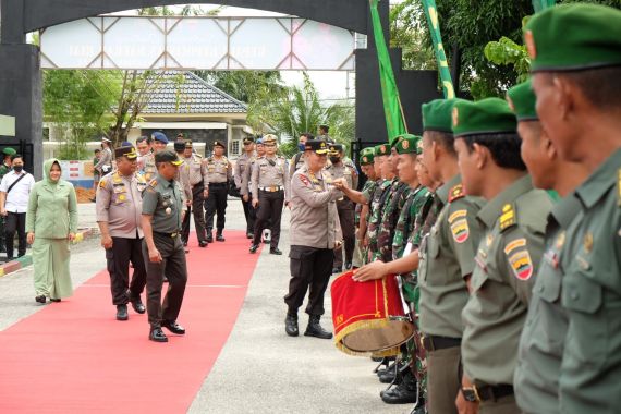 Datangi Markas Vital TNI, Irjen Iqbal Melihat Sosok Tak Asing, Lalu Tinggalkan Karpet Merah - JPNN.COM