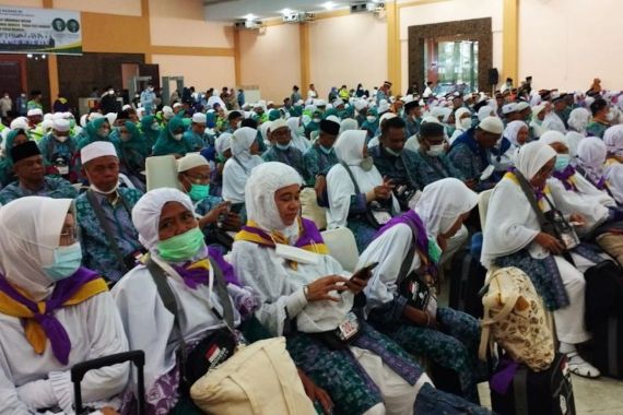 Sudah Sempat Duduk di Kursi Pesawat, Seorang Jemaah Calon Haji Asal Labuhanbatu Gagal Berangkat - JPNN.COM