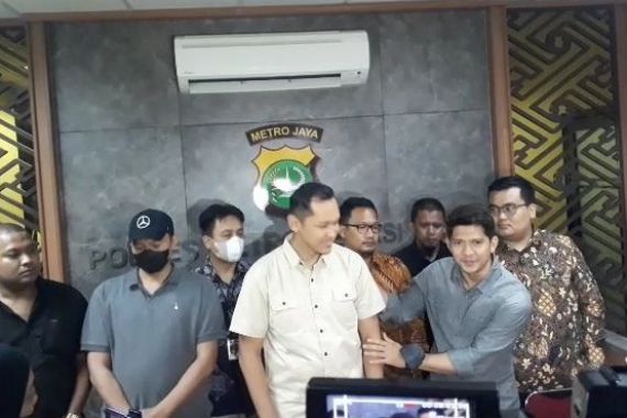 Seusai Diperiksa, Iko Uwais Minta Maaf Kepada Kompol Ivan, Lihat Tangannya - JPNN.COM