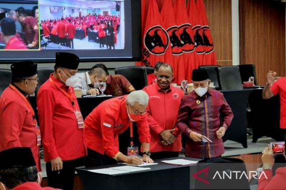 Sesuai Arahan Bu Mega, Ganjar Pranowo Teken Komitmen Ini - JPNN.COM