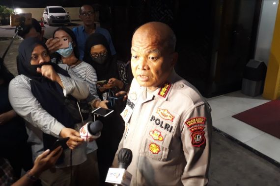 Tiba di Polrestro Bekasi Kota, Iko Uwais Langsung Diperiksa Polisi - JPNN.COM