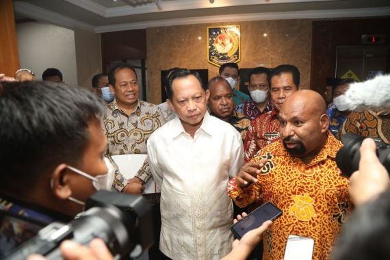 Temui Mendagri Tito, Lukas Enembe Mendukung Pemekaran Papua - JPNN.COM