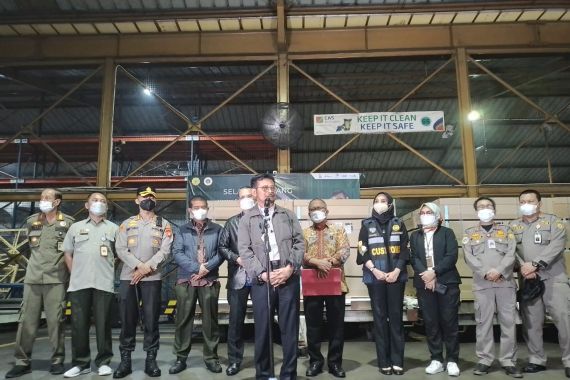 Mentan SYL Pantau Kedatangan 800 Dosis Vaksin PMK di Bandara Soekarno-Hatta - JPNN.COM
