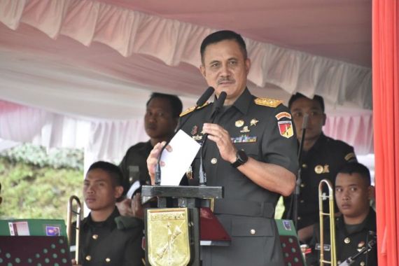 Mayjen Denny Tuejeh: Prajurit TNI AD Harus Dekat dengan Rakyat - JPNN.COM