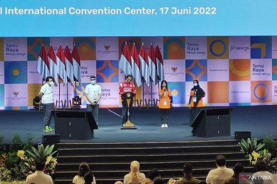 Di Depan Pak Jokowi, Honorer di NTT Bercerita Bisa Menjadi Pegawai Bandara - JPNN.COM