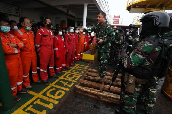 Gandeng Kopaska TNI AL, PHE OSES Menggelar Simulasi Pembebasan Sandera - JPNN.COM