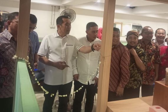 Kedai Soto Bangkingan di Surabaya Diresmikan, Kamrussamad Optimistis Ekonomi Pulih - JPNN.COM