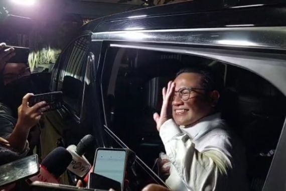 Sebelum Tiba di Rumah Prabowo, Gus Muhaimin Melambaikan Tangan Sembari Tersenyum - JPNN.COM