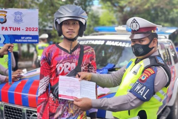 Ribuan Pengendara di Makassar Terjaring Operasi Patuh 2022 - JPNN.COM