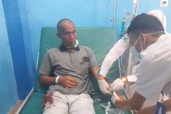 Sekjen LPKPI Diserang Pria Bersenpi di Rumah, Ujang Abdullah Berdarah-darah - JPNN.COM