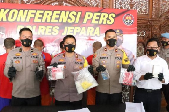 Anak Buah AKBP Warsono Bergerak, 5 Orang Ditangkap, Lihat Barang Buktinya - JPNN.COM