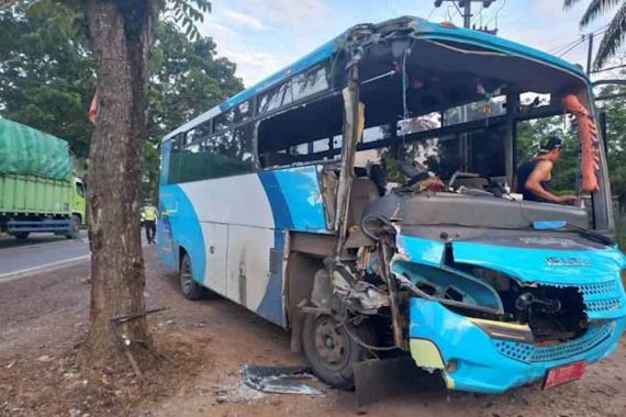 Bus Pelat Merah Bawa Rombongan Asal Sumbar Hantam Truk, Begini Kondisinya - JPNN.COM