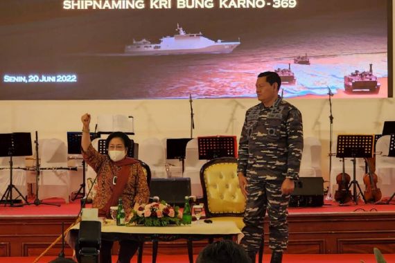Sambil Mengepalkan Tangan di Hadapan Laksamana Yudo, Bu Mega Ingatkan TNI AL Soal Ini - JPNN.COM