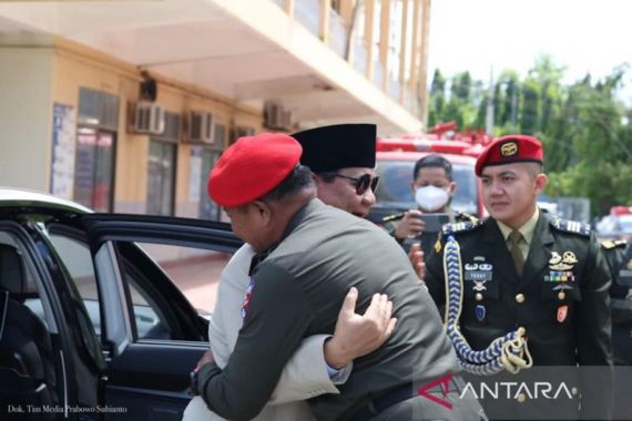 Pekik Komando Sambut Prabowo di Markas Kopassus Kamboja - JPNN.COM