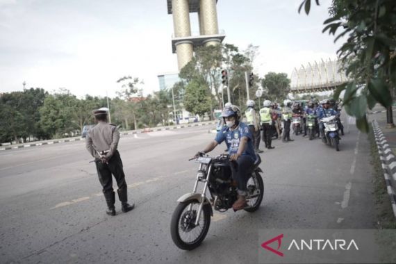Polisi Adang Bobotoh di Jalan Al Fathu Bandung - JPNN.COM