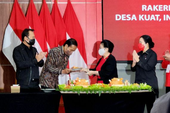 PDIP Berikan Kejutan Ultah Buat Jokowi, kepada Siapa Potongan Nasi Tumpeng Pertama? - JPNN.COM