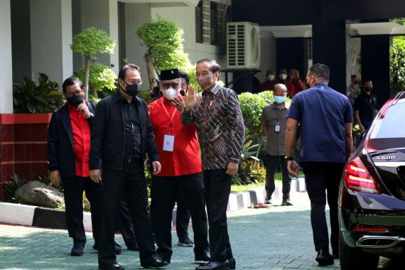 Momen Jokowi di Rakernas PDIP yang Memuji Kecantikan Megawati Soekarnoputri - JPNN.COM