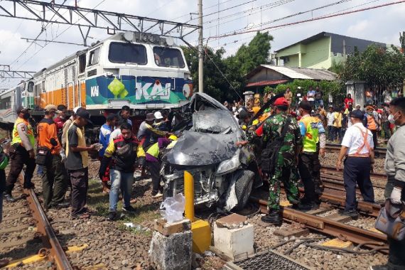 Pengemudi Avanza yang Tewas Tertabrak KA Itu Rochim Mustadi, Dia Ternyata - JPNN.COM