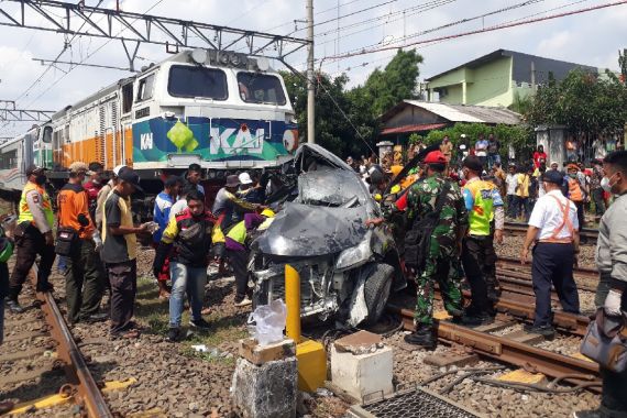 Avanza Tertabrak Kereta Api di Bekasi, Terseret Satu Kilometer - JPNN.COM