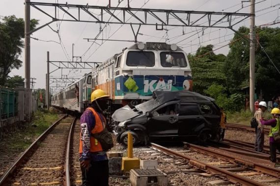 Avanza Tertabrak Kereta di Bekasi, Perjalanan KRL Terganggu - JPNN.COM