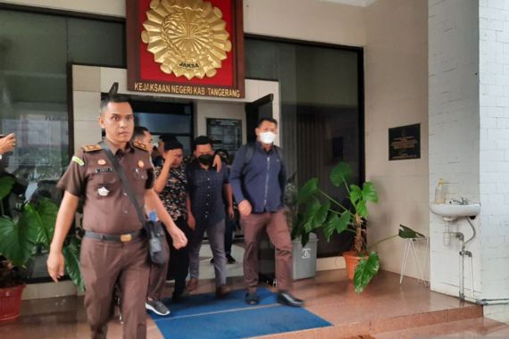 Mantan Anggota DPRD Kabupaten Tangerang Menyerahkan Diri ke Kejaksaan, Ini Kasusnya - JPNN.COM