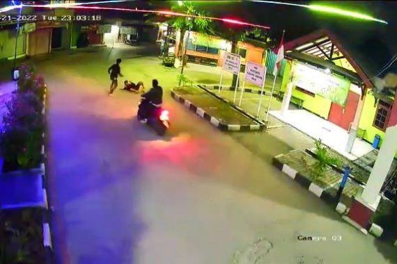 Video Viral Pria Tewas Dikeroyok 3 Orang di Bekasi, Korban Bersimbah Darah - JPNN.COM