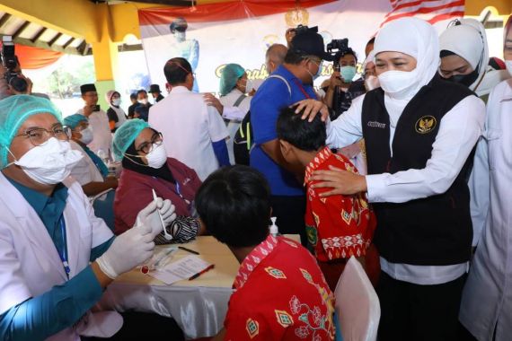 Baksos Kolaboratif di Sumenep, Khofifah: Gotong Royong Wujudkan Kesejahteraan Masyarakat - JPNN.COM