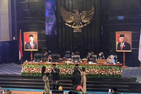 Momen Anies dan Prasetyo Asyik Menari Tortor di Sidang Paripurna HUT DKI Jakarta - JPNN.COM