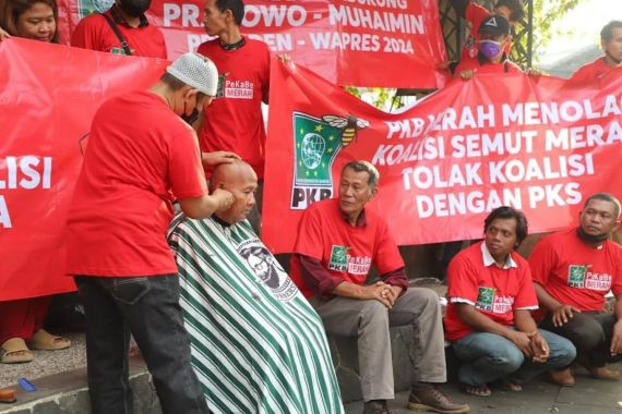 Gembira Berkoalisi dengan Gerindra, Kader PKB Merah Cukur Gundul - JPNN.COM