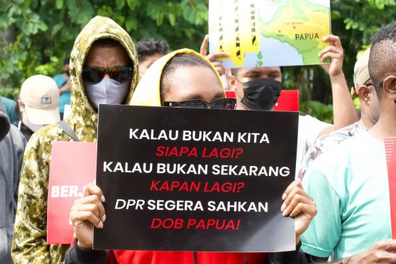 Dambakan Kesejahteraan, Mahasiswa Papua Tuntut RUU DOB Segera Disahkan - JPNN.COM