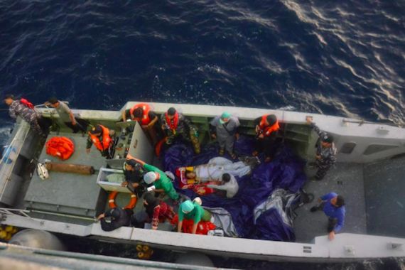 TNI AL Evakuasi Ibu Melahirkan yang Terombang-ambing di Laut - JPNN.COM