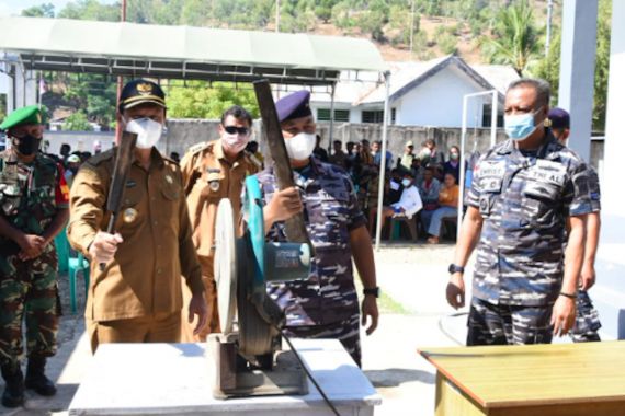 Warga Perbatasan Timor Leste Tiba-tiba Datangi Pos TNI AL, Membawa 4 Senjata Api - JPNN.COM